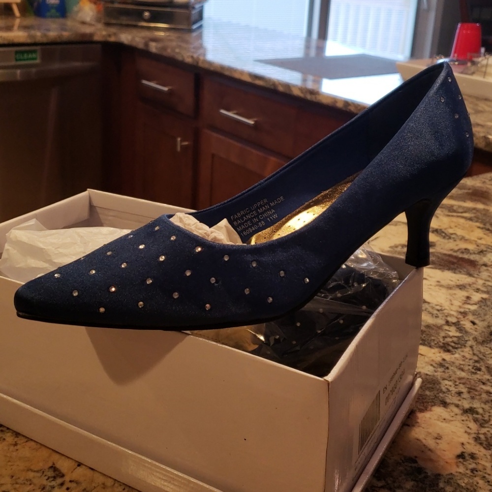 Royal blue pump
